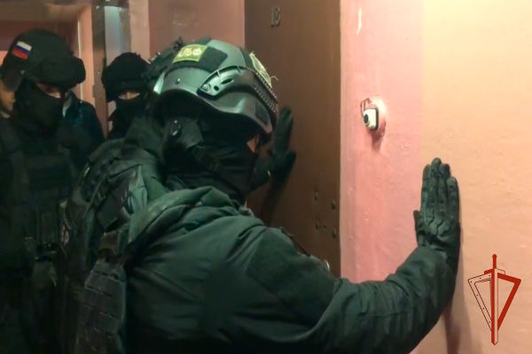 При силовой поддержке столичного спецназа Росгвардии задержали подозреваемых в мошенничестве При силовой поддержке столичного спецназа Росгвардии задержали подозреваемых в мошенничестве