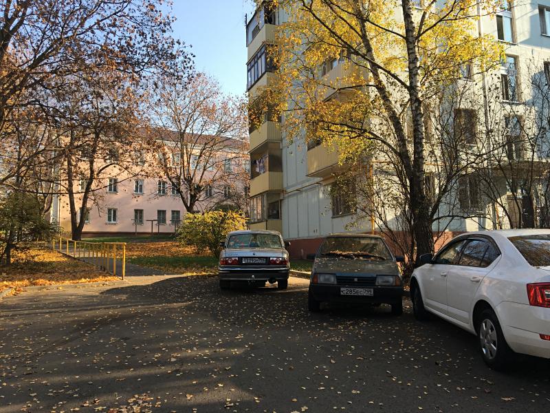 Жители Красносельского района не будут иметь доступ к парковкам на двух улицах до конца декабря. Фото: Анна Быкова