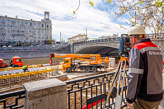 Как возводят мост на Болотной набережной