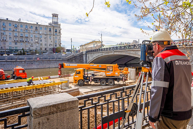 Как возводят мост на Болотной набережной